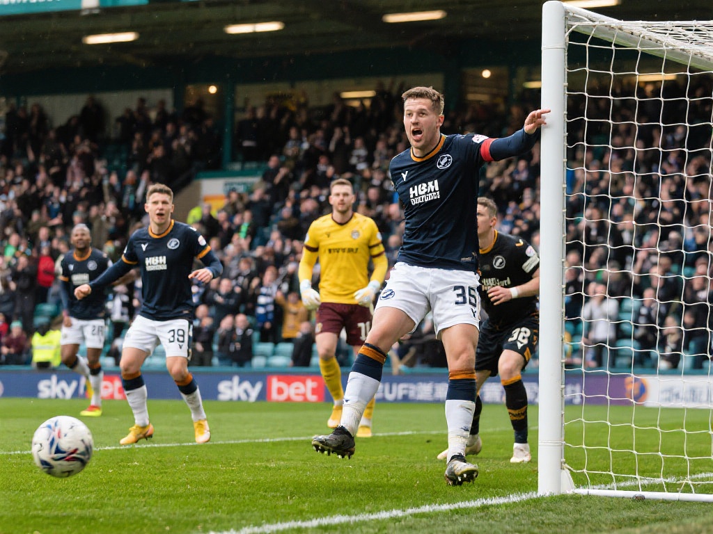 揭秘中超裁判员：职责解析与技术标准全览