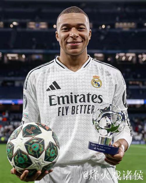 姆巴佩晒照手握MVP奖杯与比赛球：团队力量