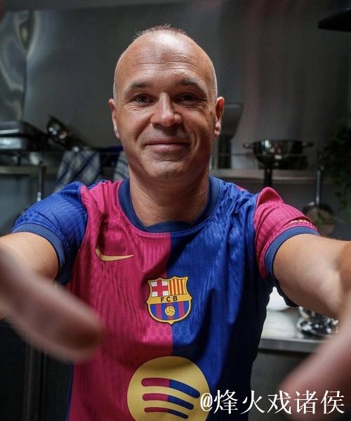 巴萨迎战奥萨苏纳，传奇球星伊涅斯塔现身观战